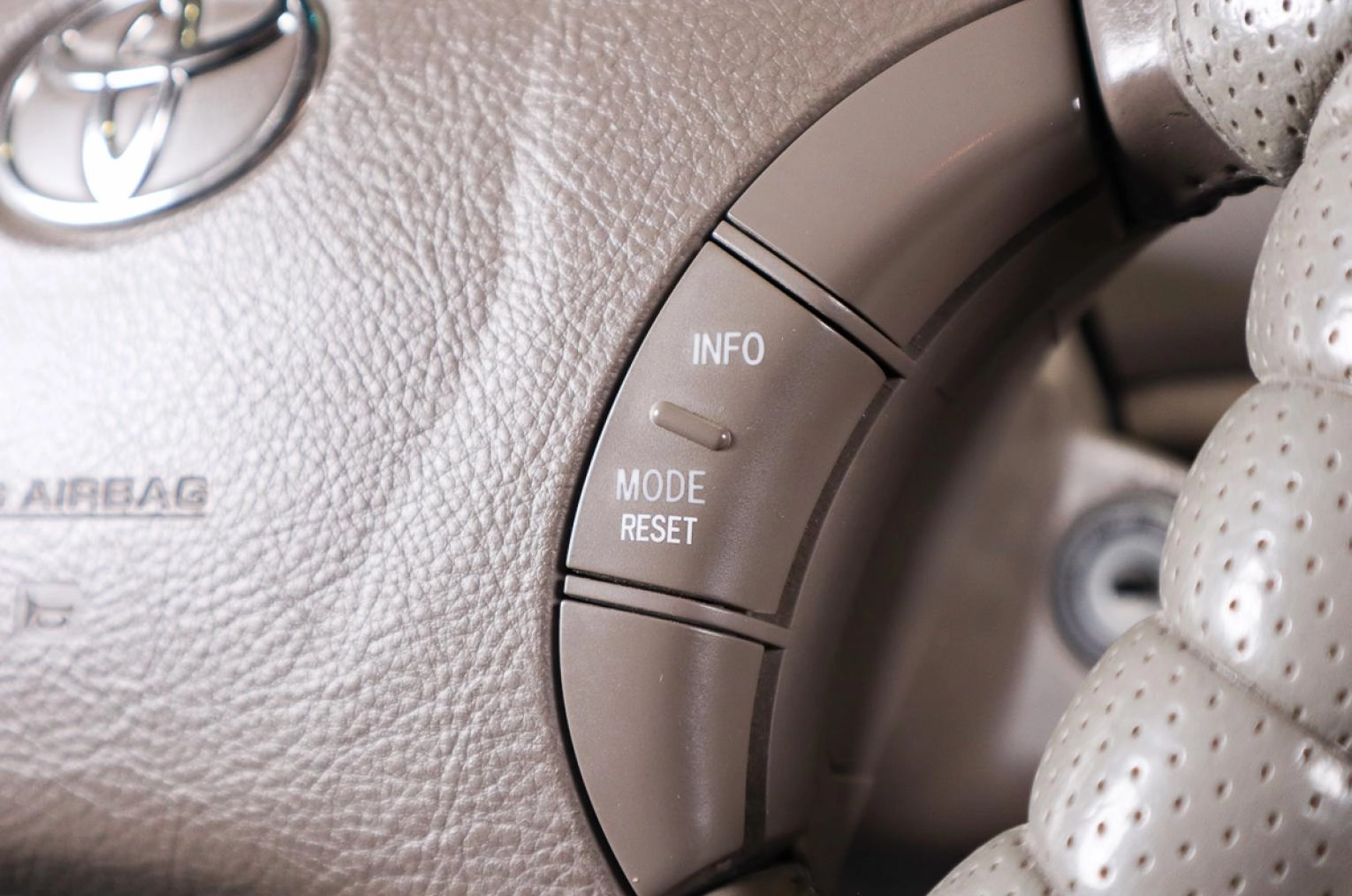 Toyota Camry 14 из 23