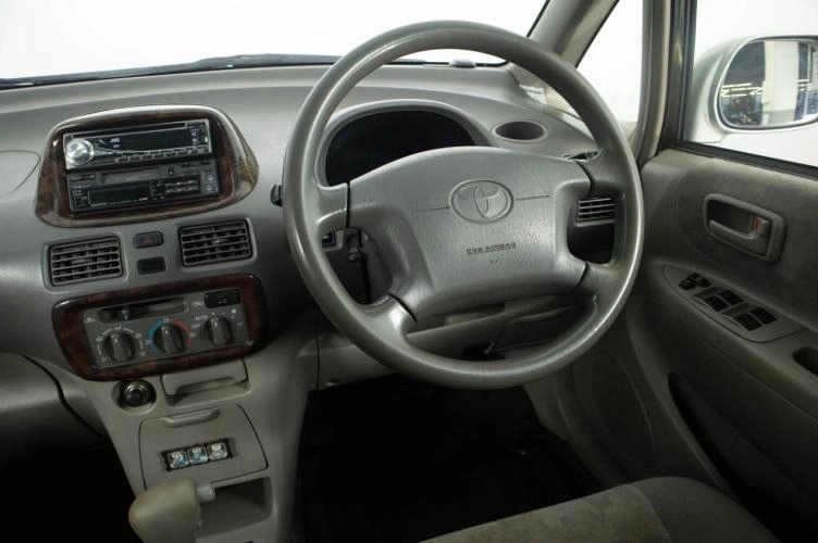 Toyota Corolla Spacio 12 из 20