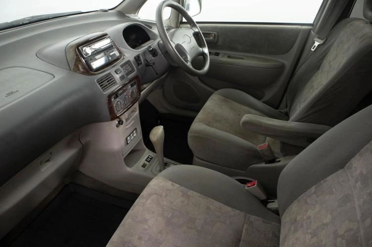 Toyota Corolla Spacio 11 из 20