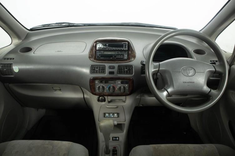 Toyota Corolla Spacio 13 из 20