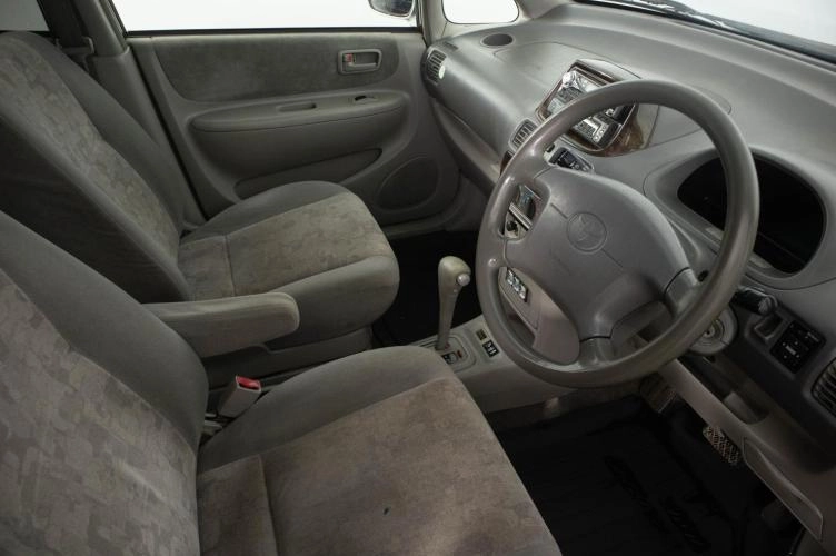 Toyota Corolla Spacio 8 из 20