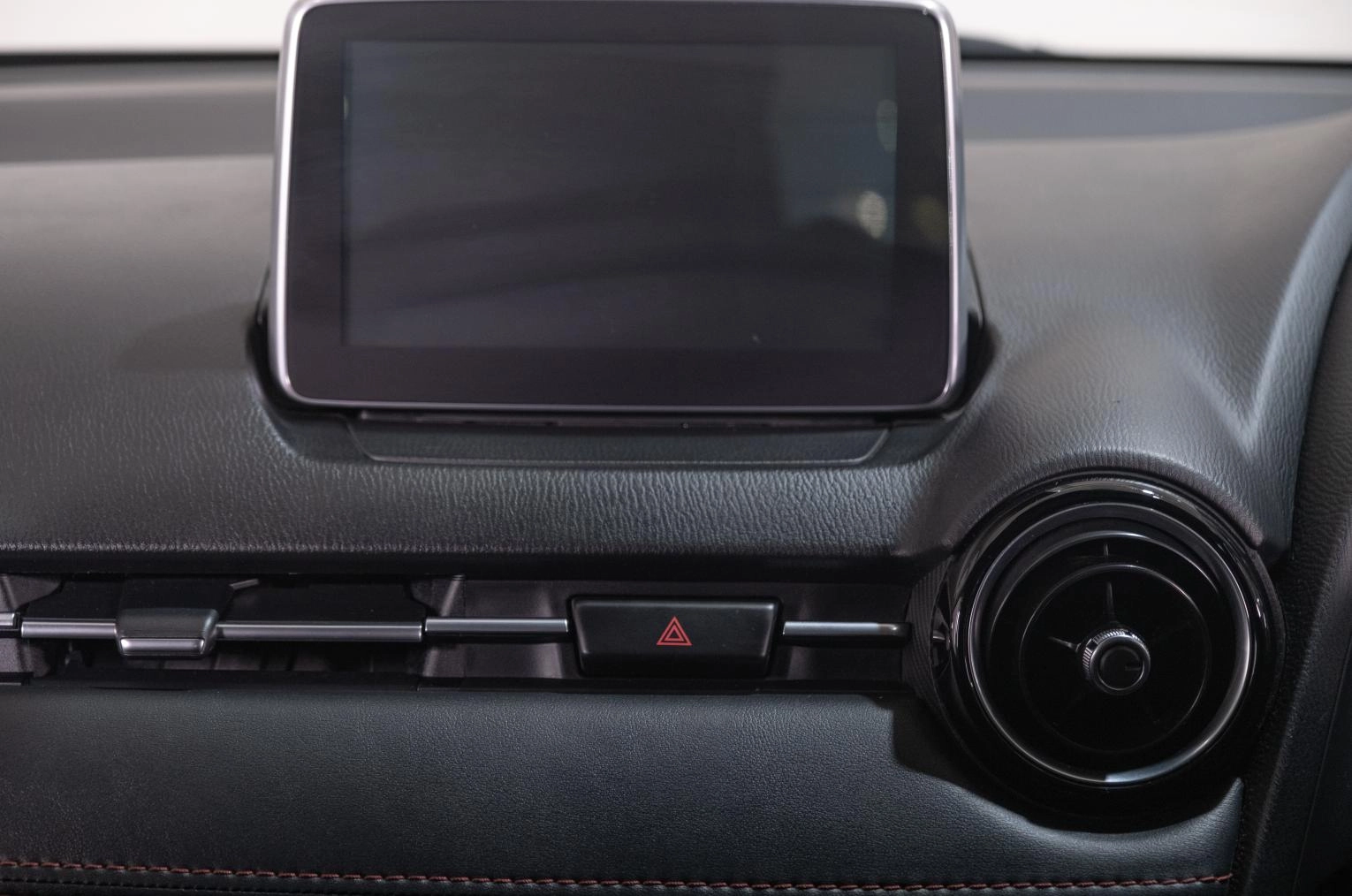 Mazda Demio 16 из 22