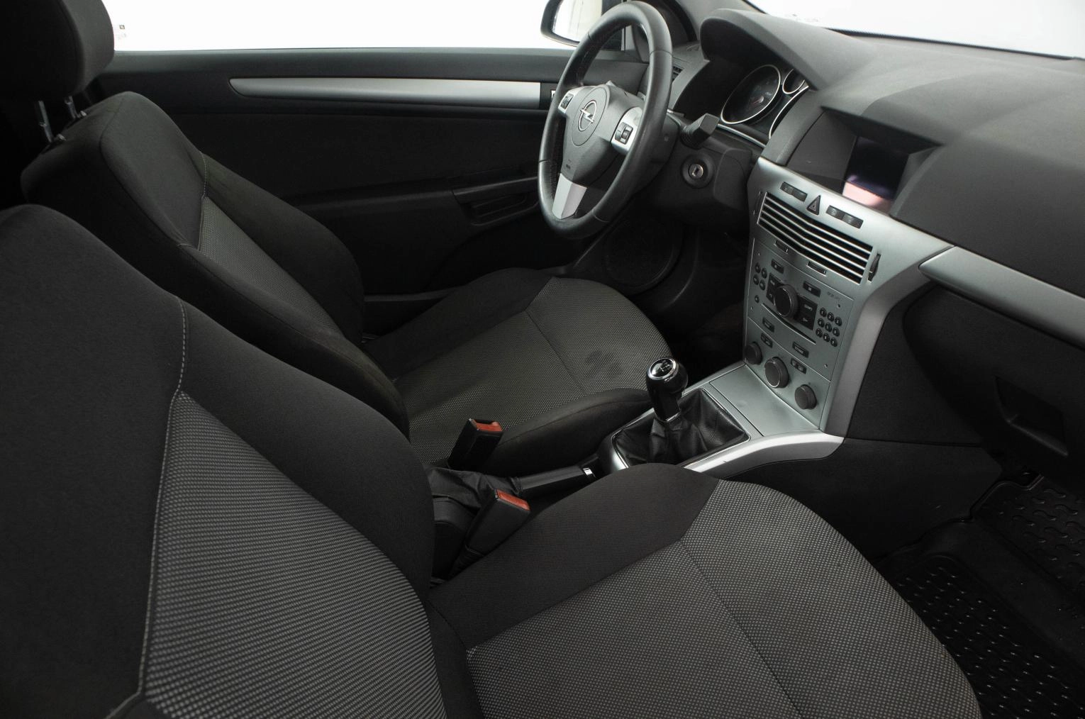 Opel Astra GTC 9 из 21