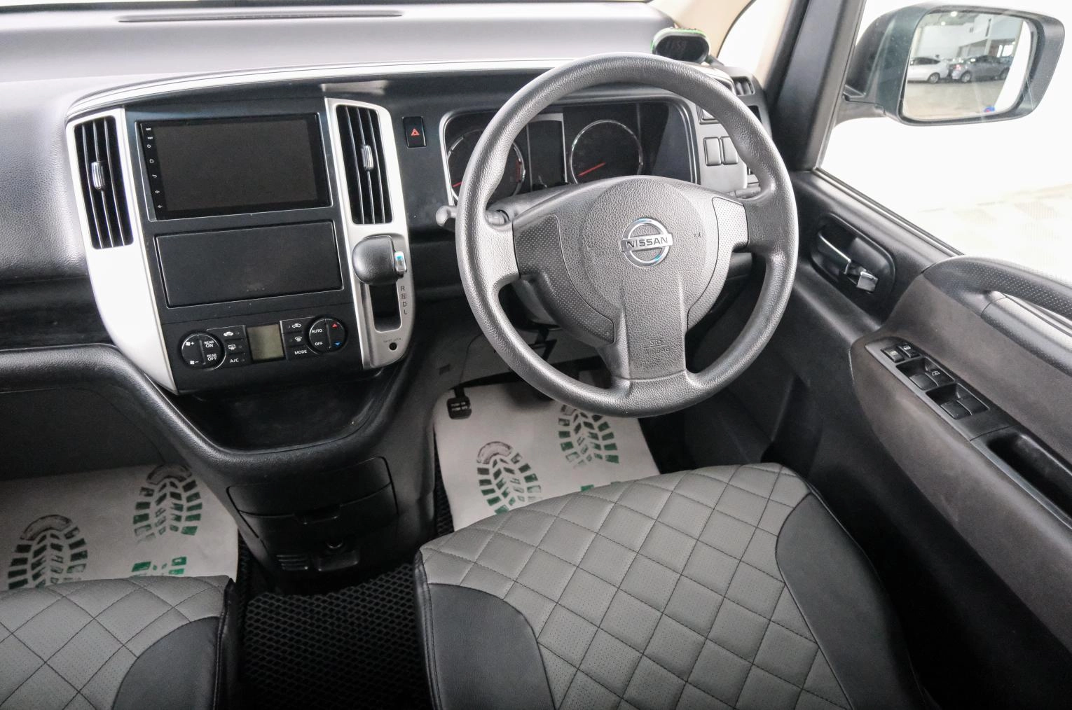 Nissan Serena 9 из 23