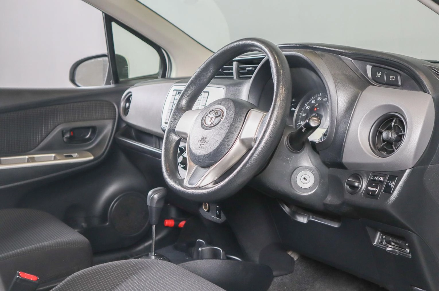 Toyota Vitz 9 из 16