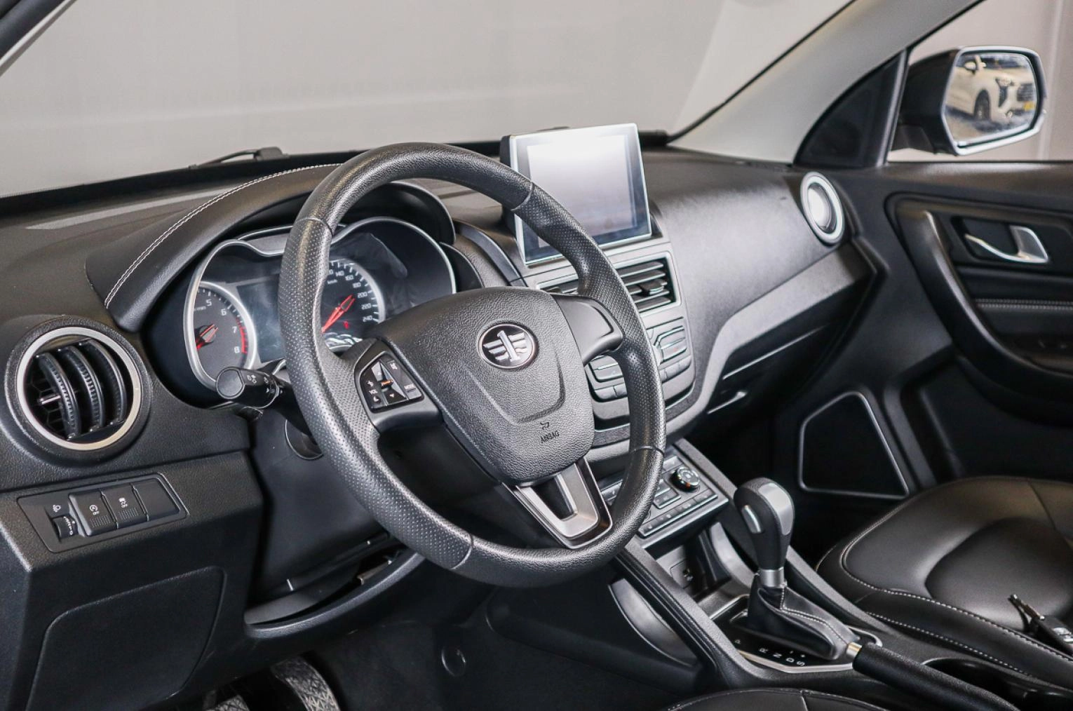 FAW Besturn X40 7 из 17