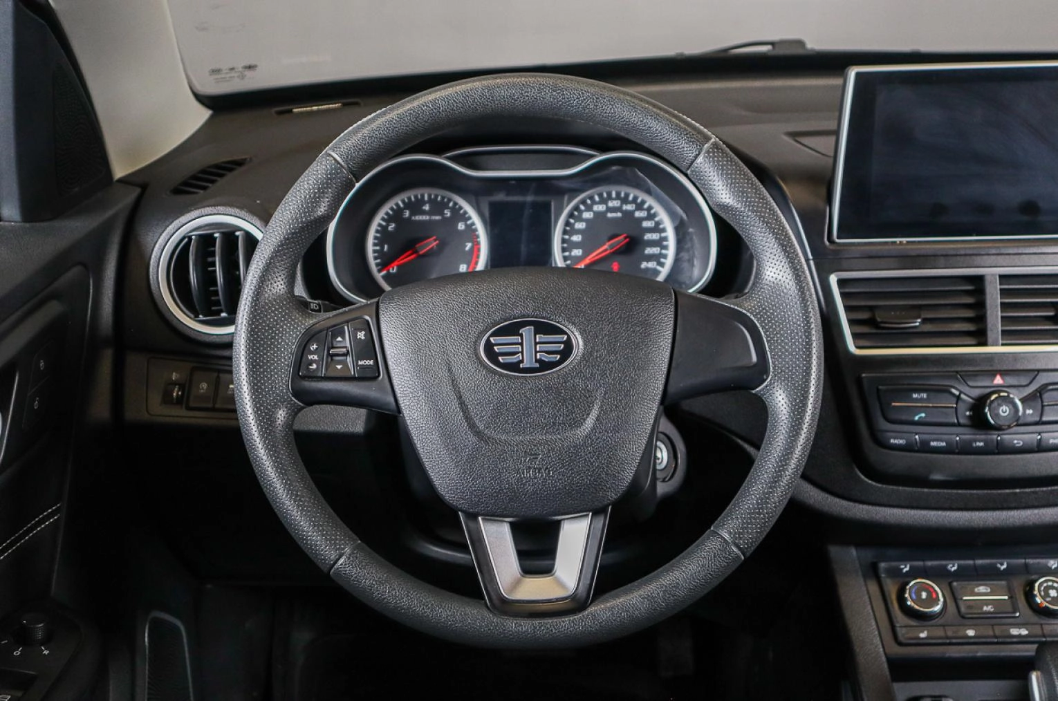 FAW Besturn X40 13 из 17