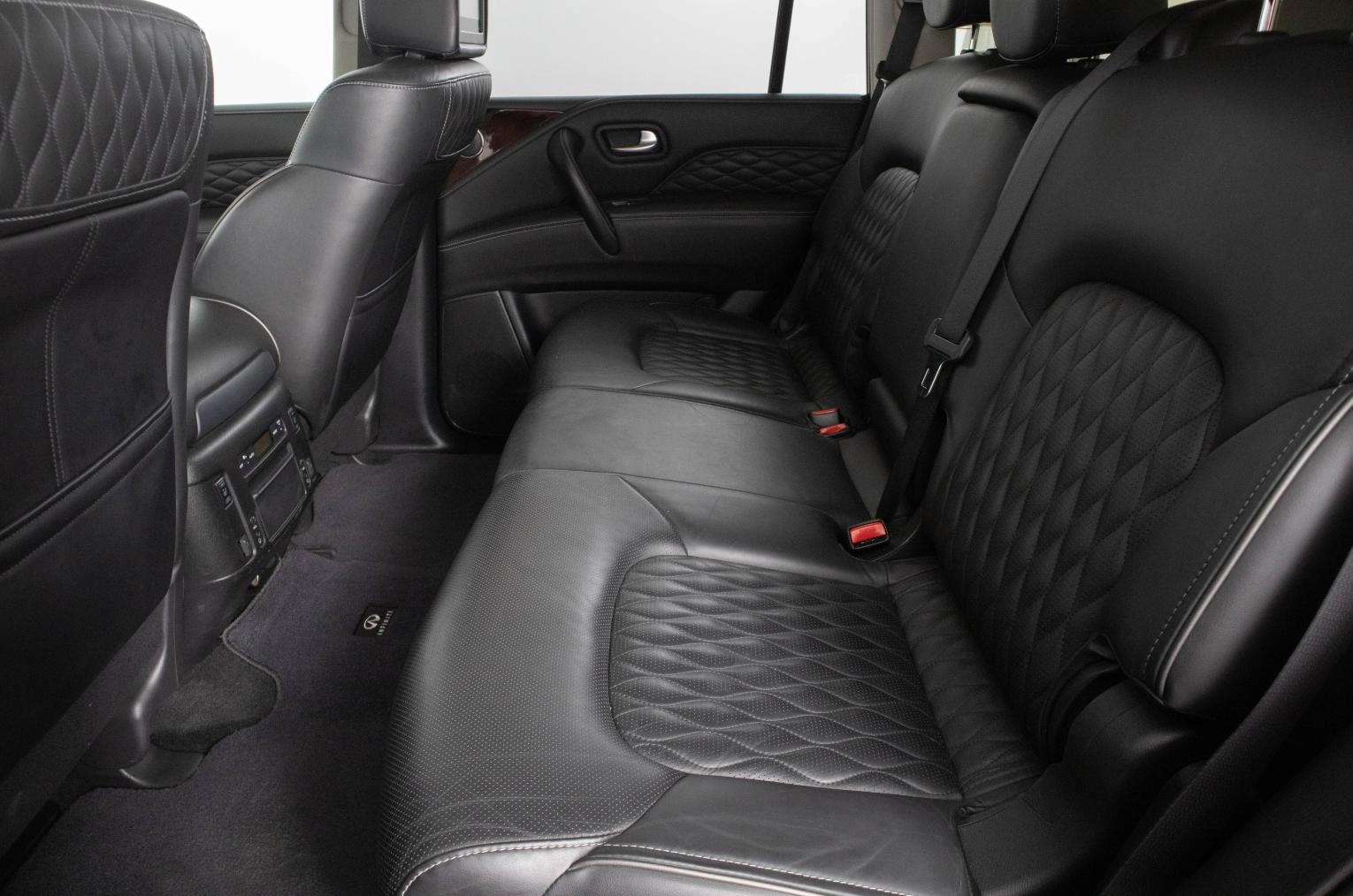 Infiniti QX80 9 из 22