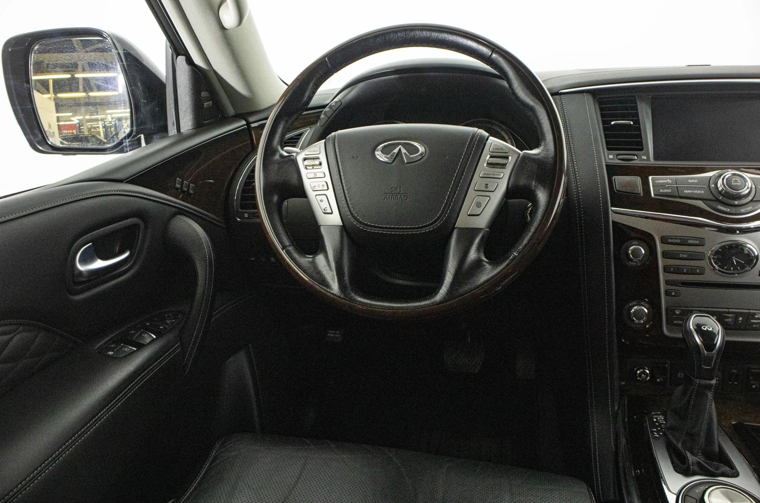 Infiniti QX80 12 из 22