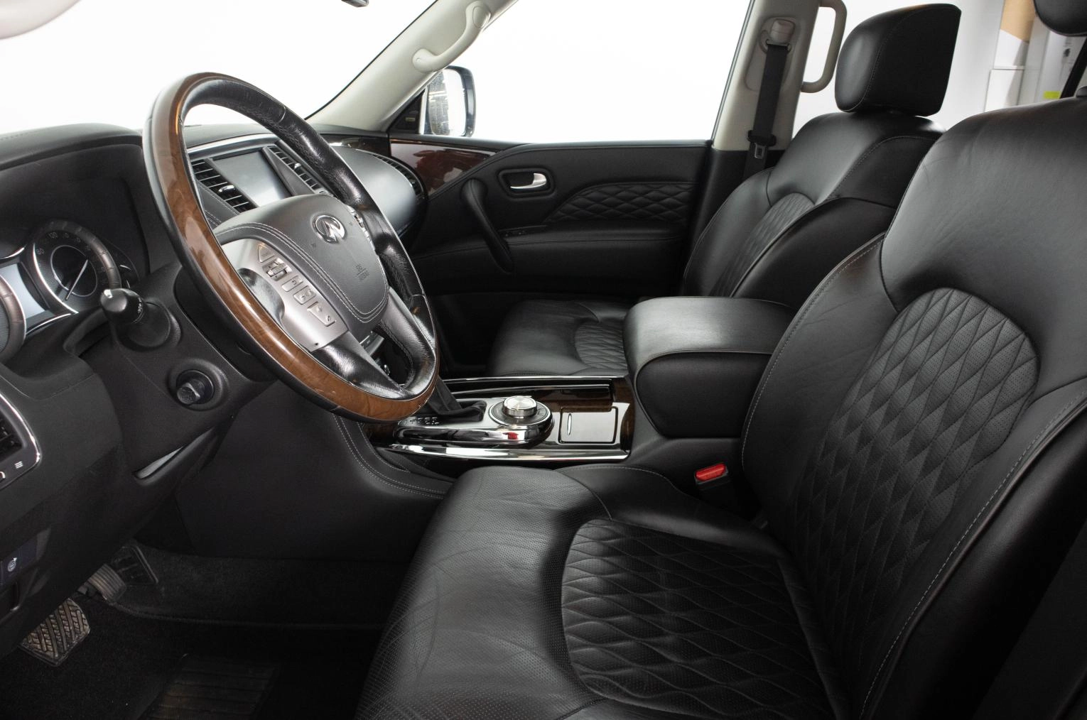 Infiniti QX80 8 из 22