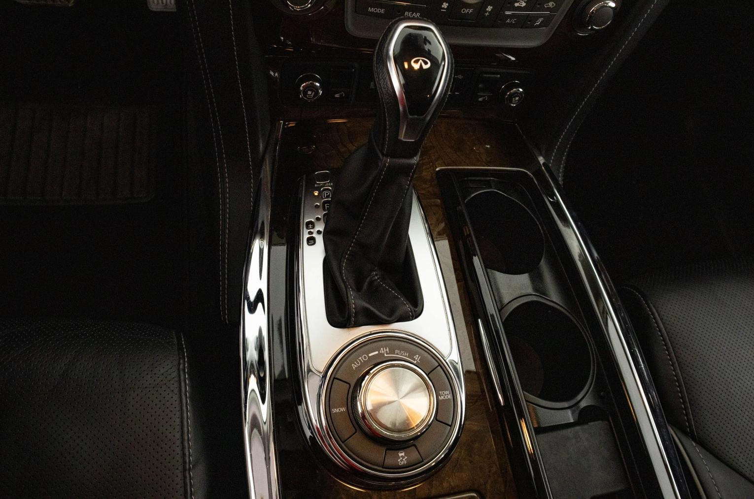 Infiniti QX80 20 из 22