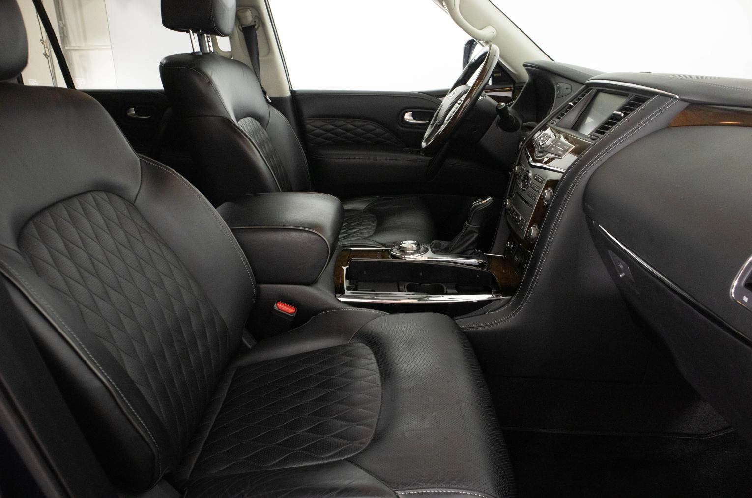 Infiniti QX80 11 из 22