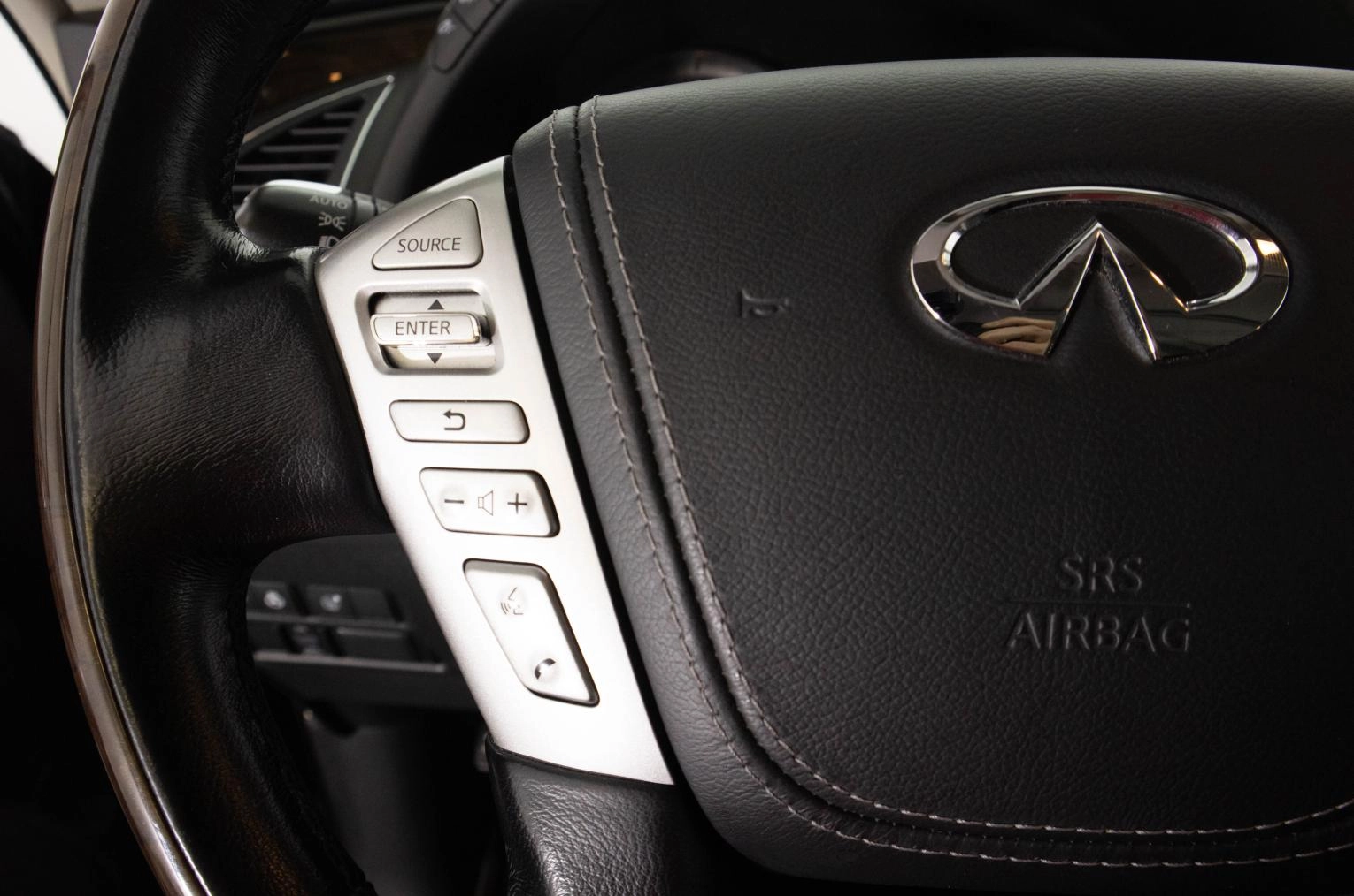 Infiniti QX80 16 из 22