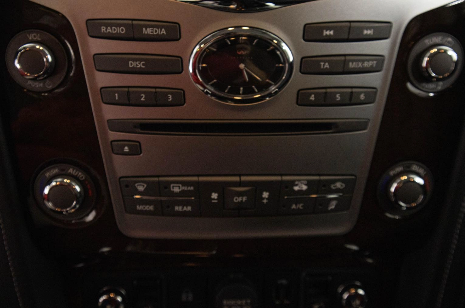 Infiniti QX80 19 из 22