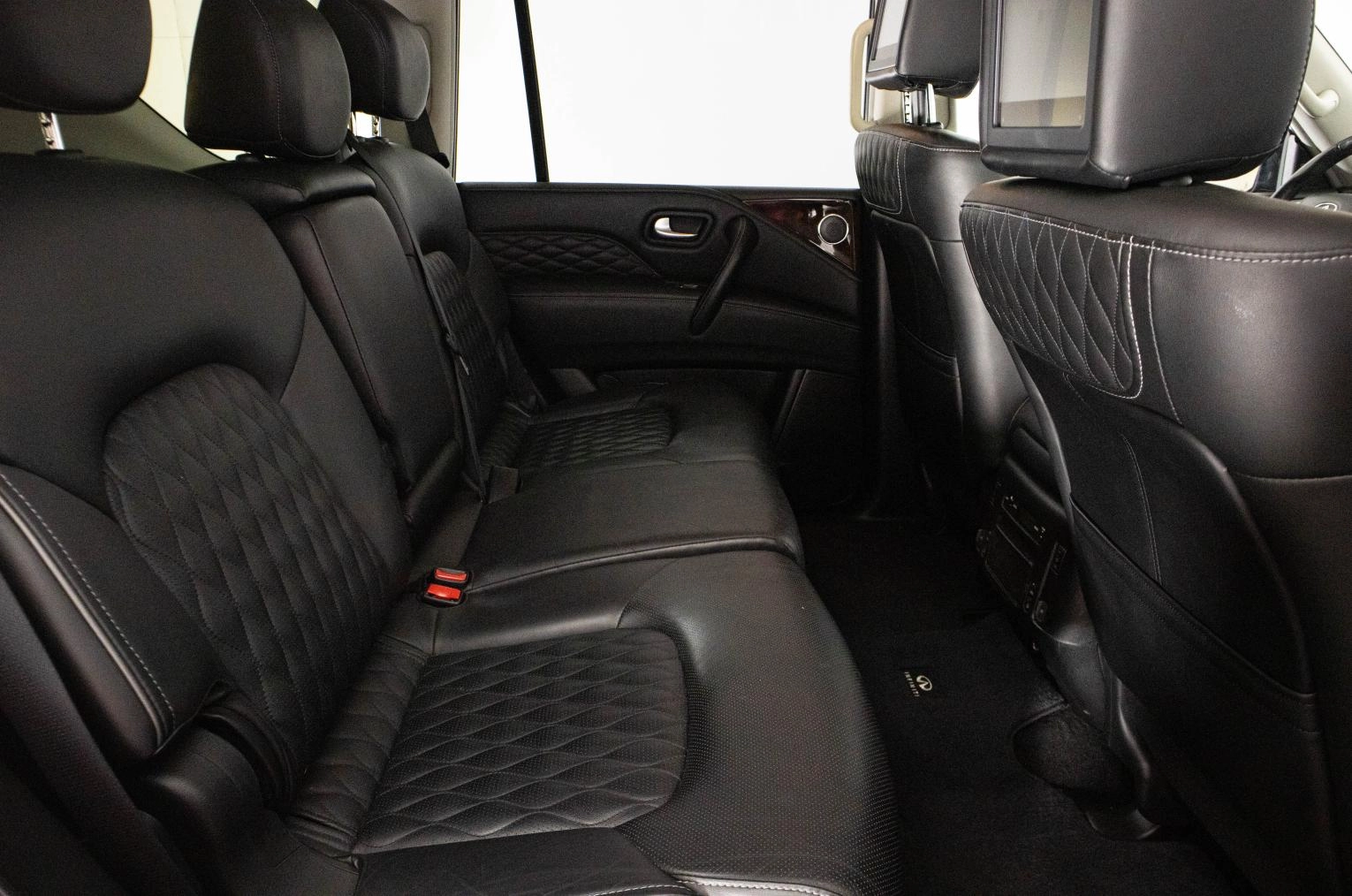 Infiniti QX80 10 из 22