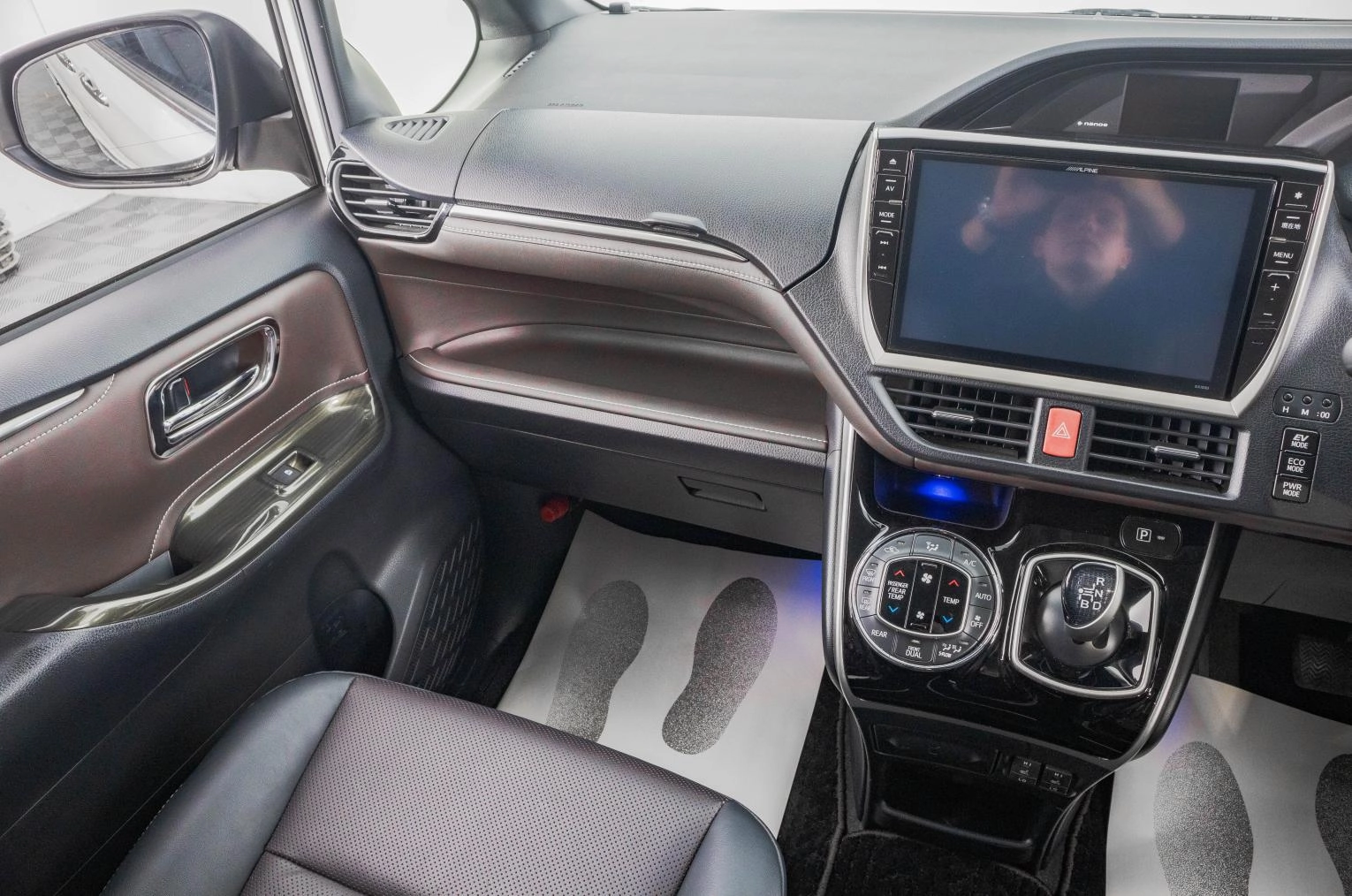 Toyota Esquire 24 из 32