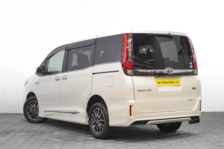 Toyota Esquire 6 из 6