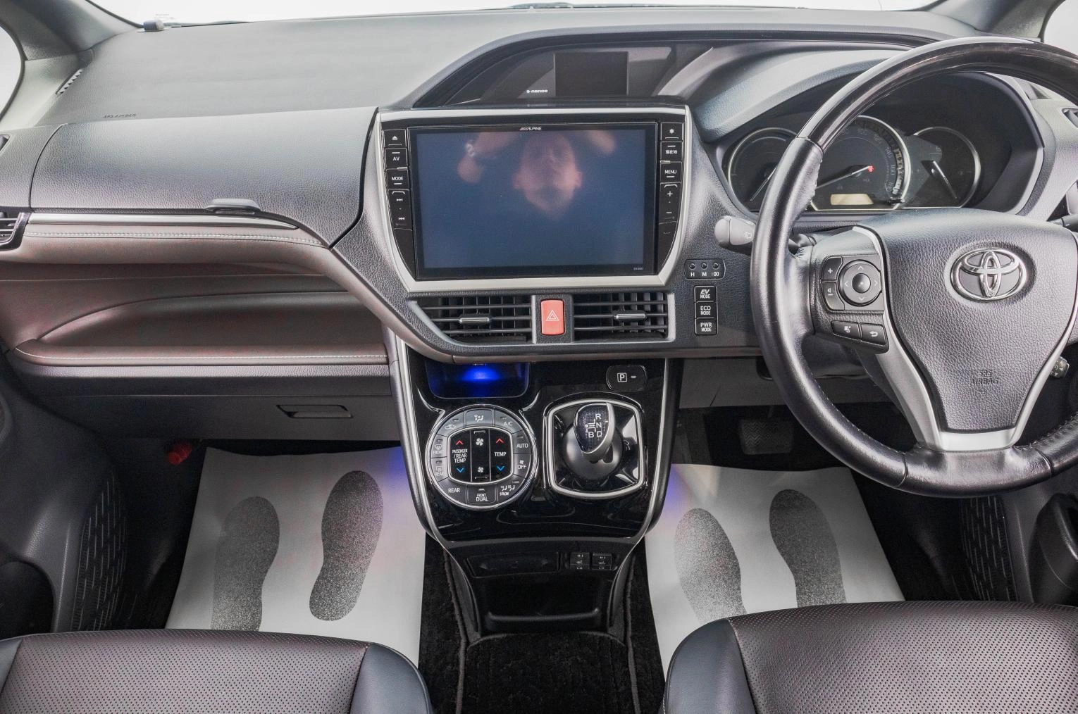 Toyota Esquire 18 из 32