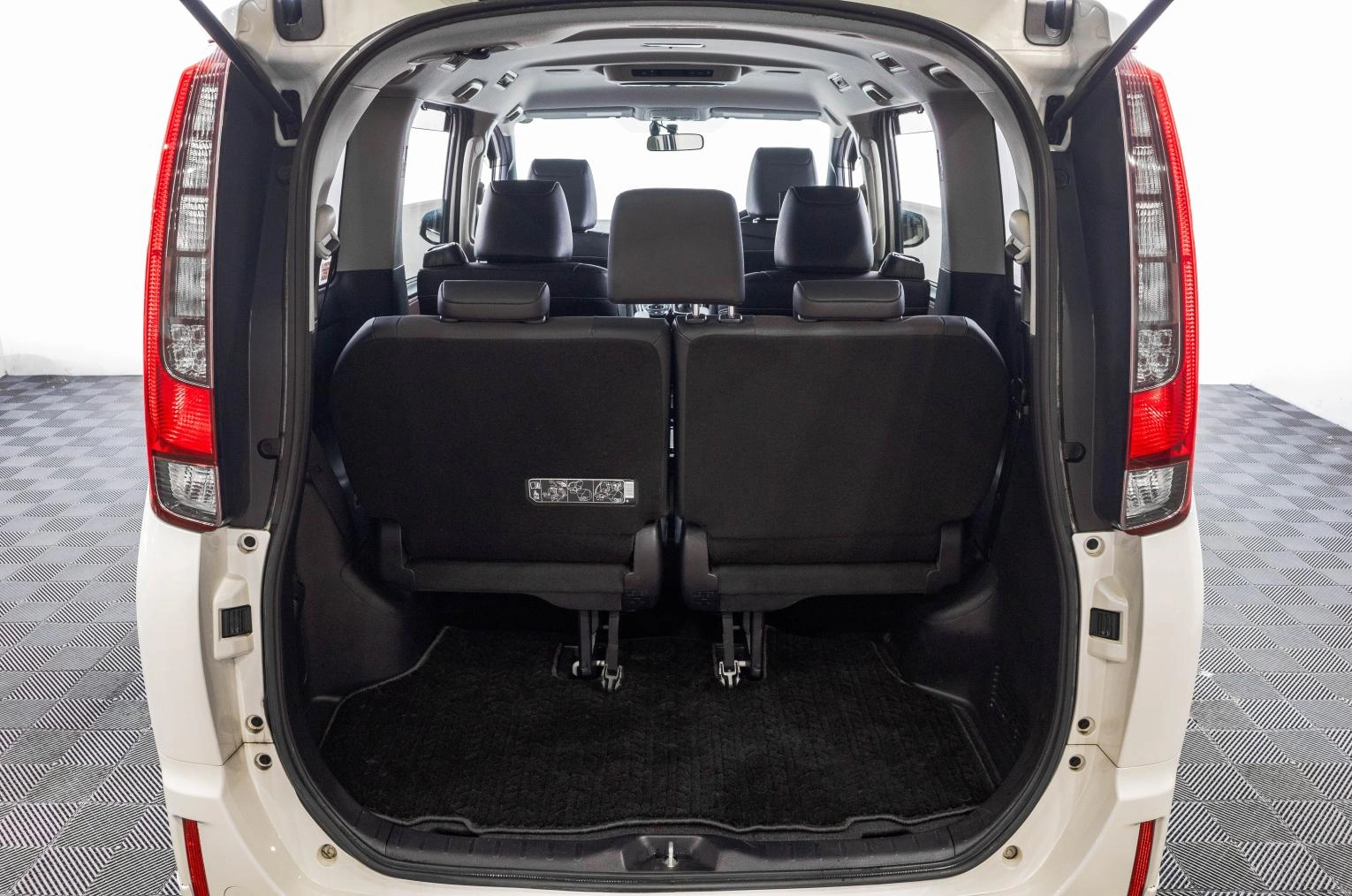 Toyota Esquire 32 из 32