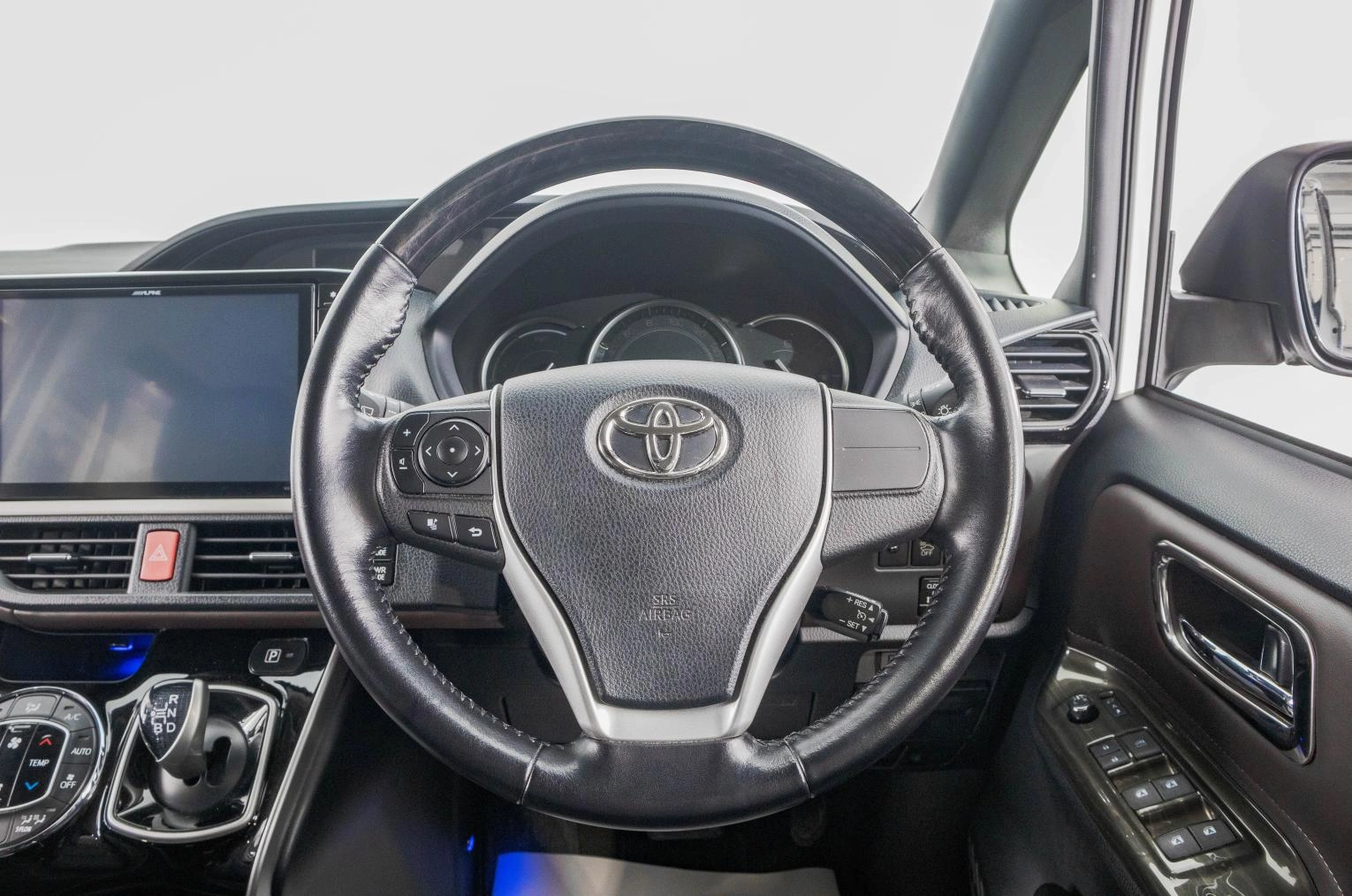 Toyota Esquire 14 из 32