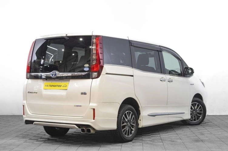 Toyota Esquire 4 из 5