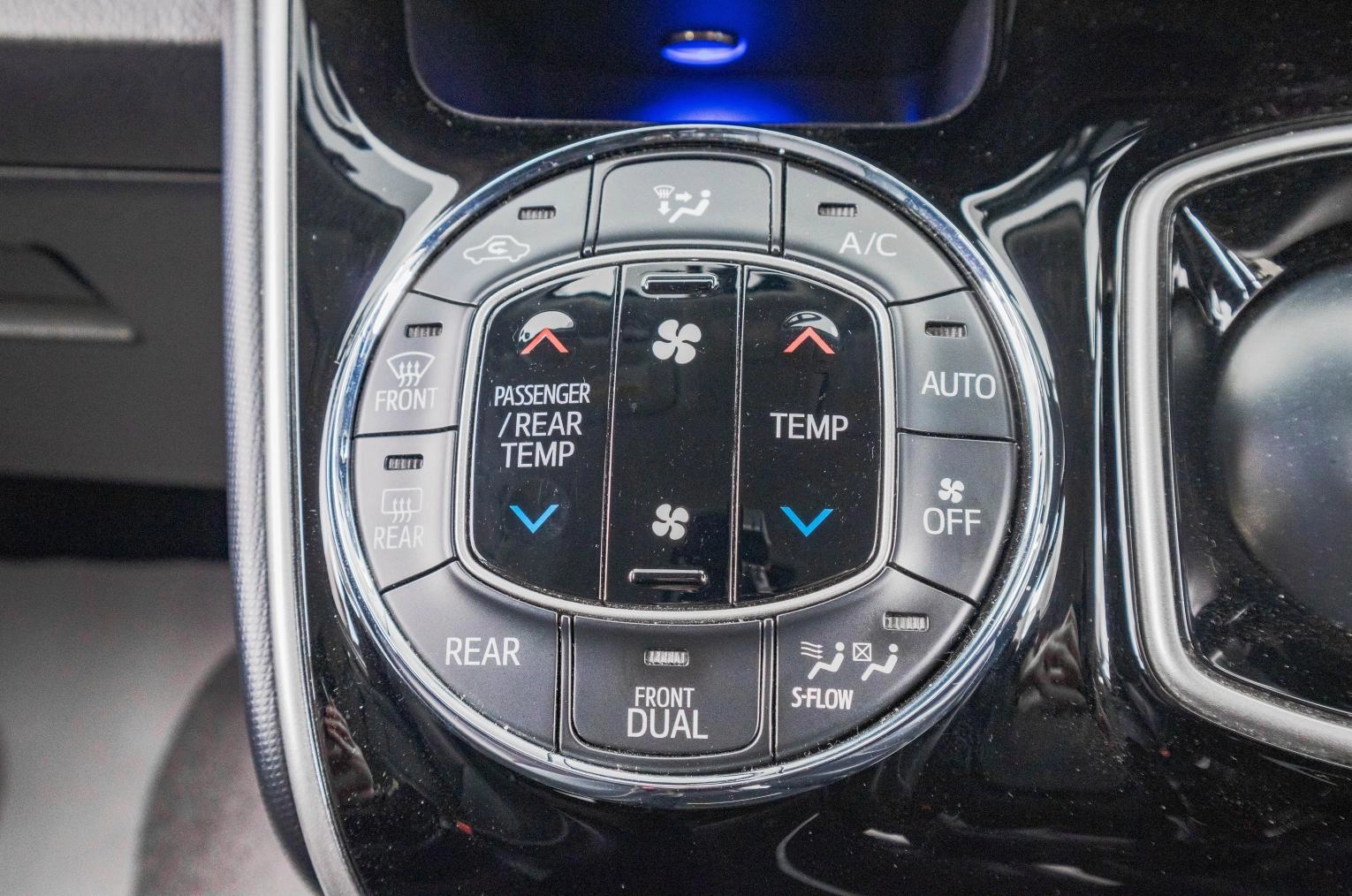 Toyota Esquire 22 из 32