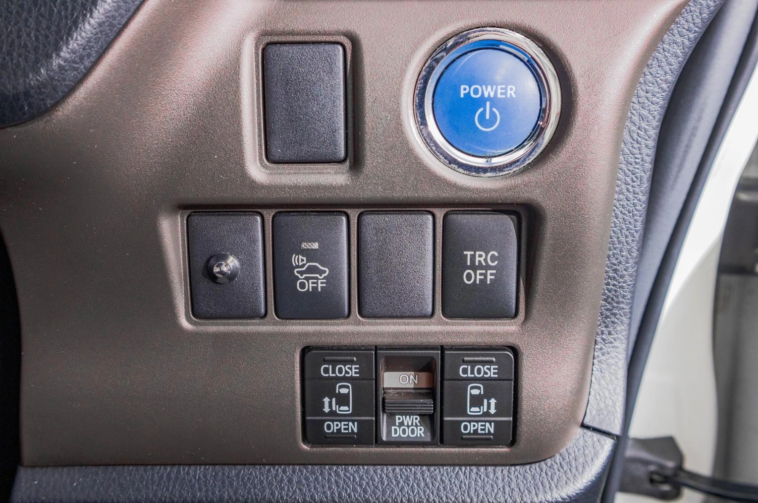 Toyota Esquire 13 из 32