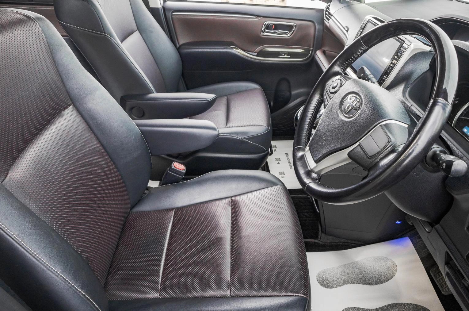 Toyota Esquire 11 из 32