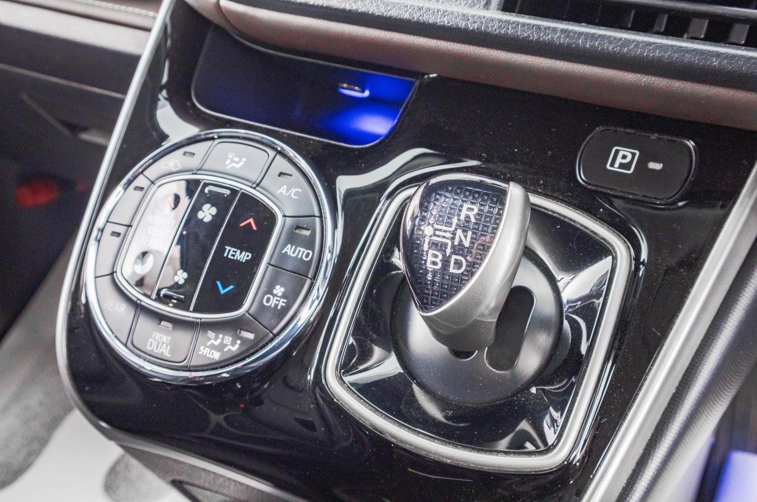 Toyota Esquire 21 из 32