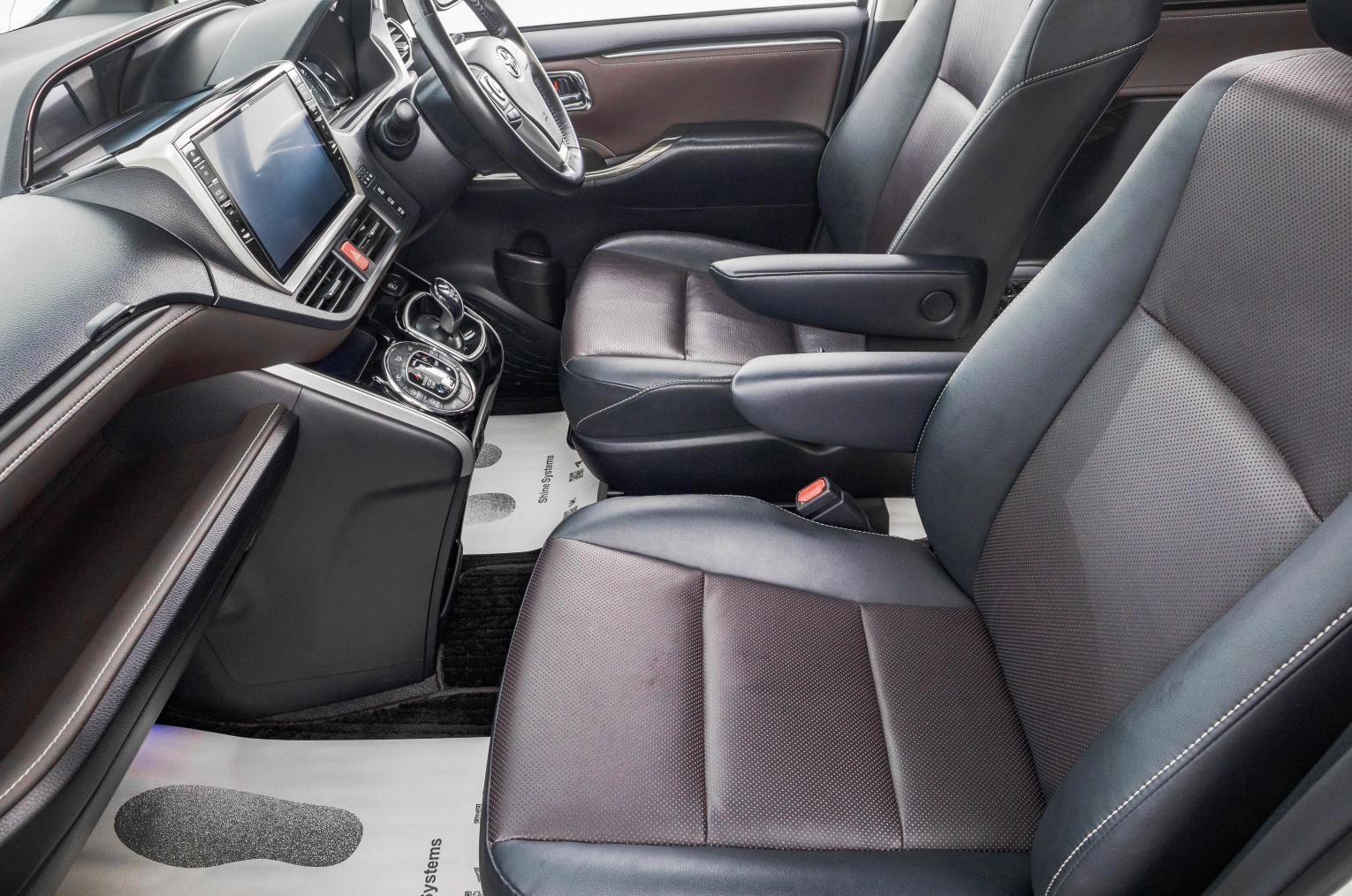 Toyota Esquire 25 из 32