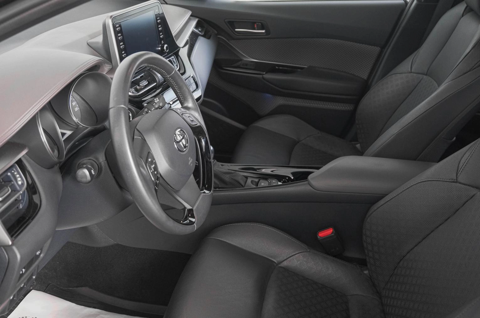 Toyota C-HR 8 из 26