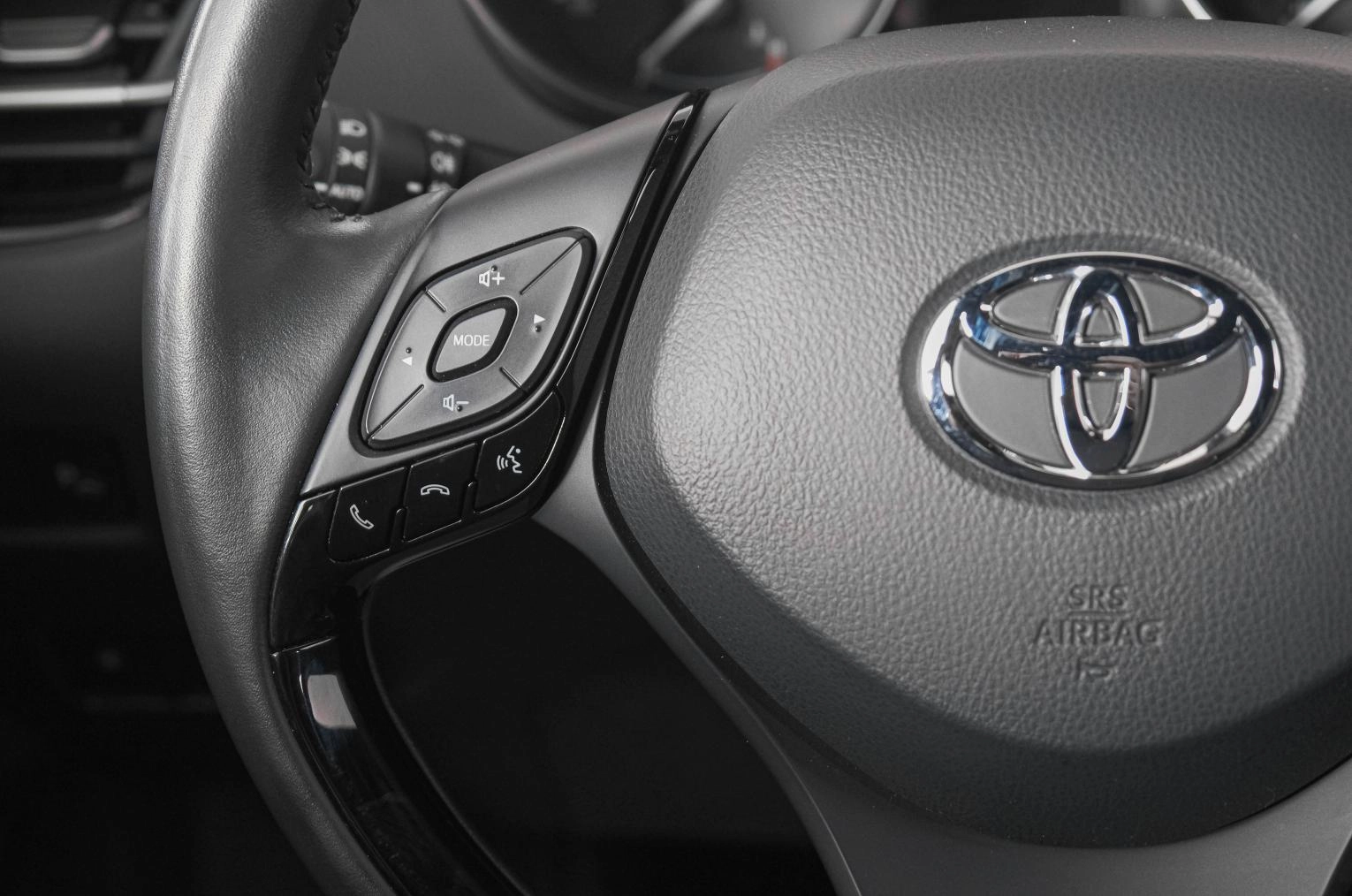 Toyota C-HR 16 из 26