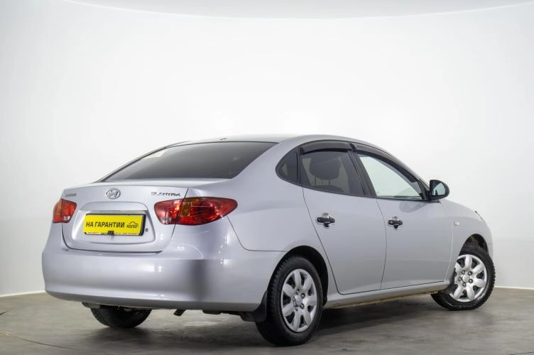 Hyundai Elantra 4 из 6
