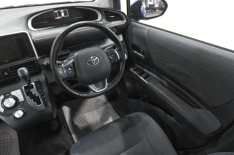 Toyota Sienta 10 из 23