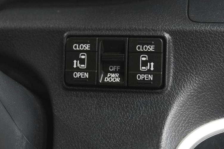 Toyota Sienta 16 из 23