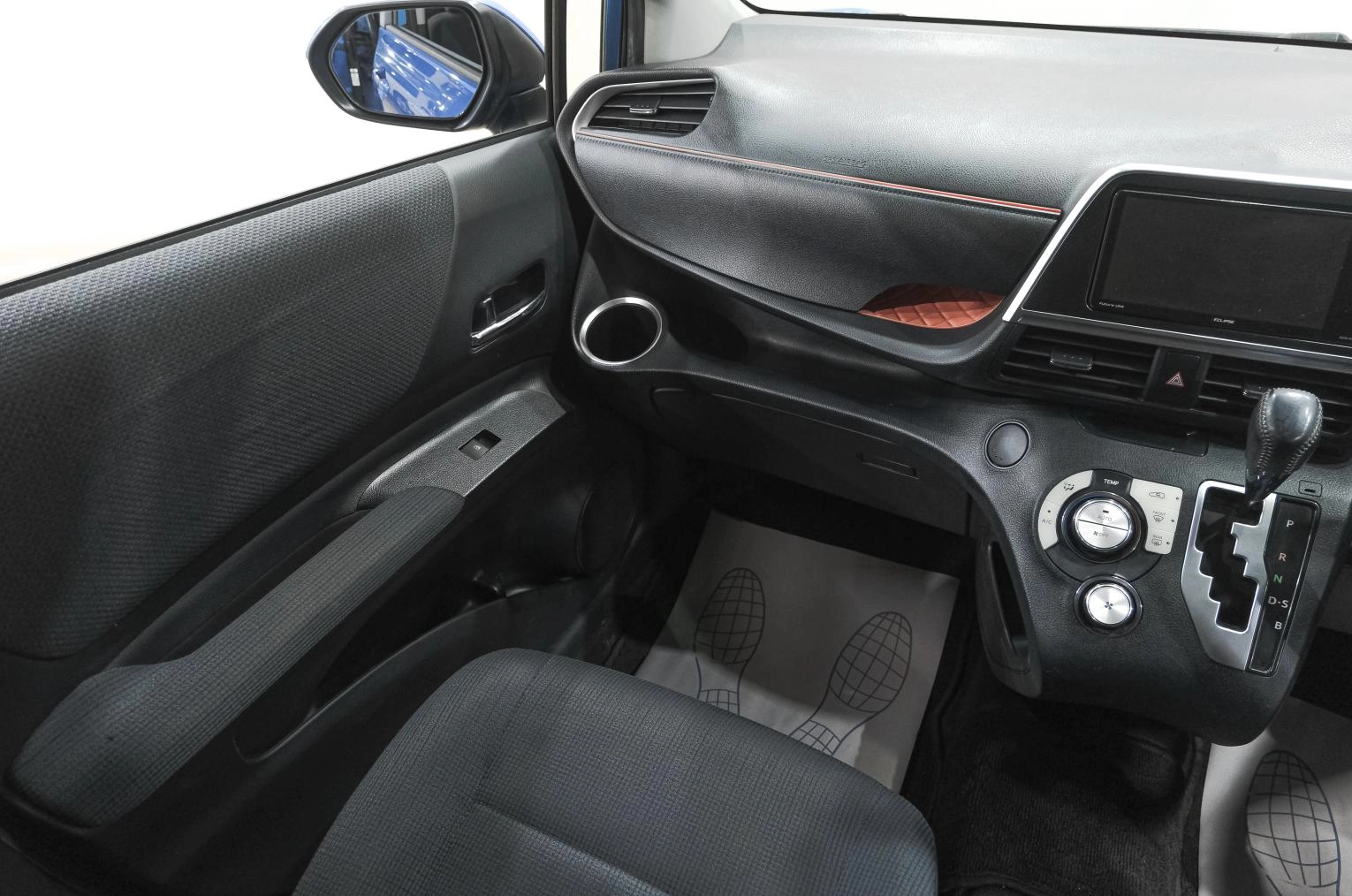 Toyota Sienta 9 из 23