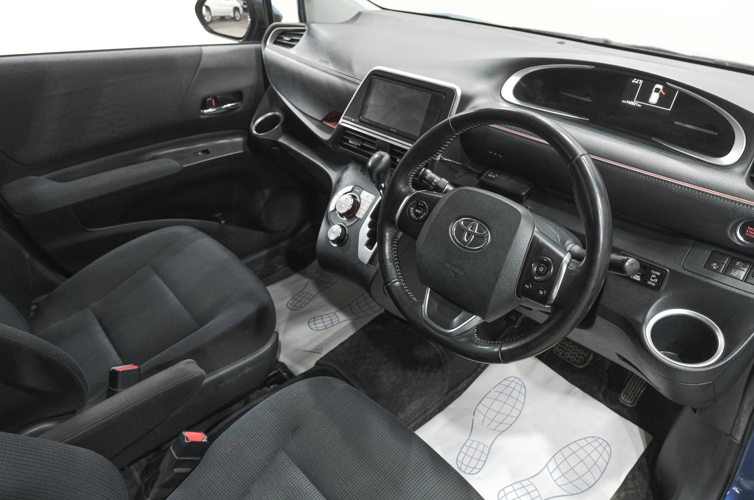 Toyota Sienta 8 из 23