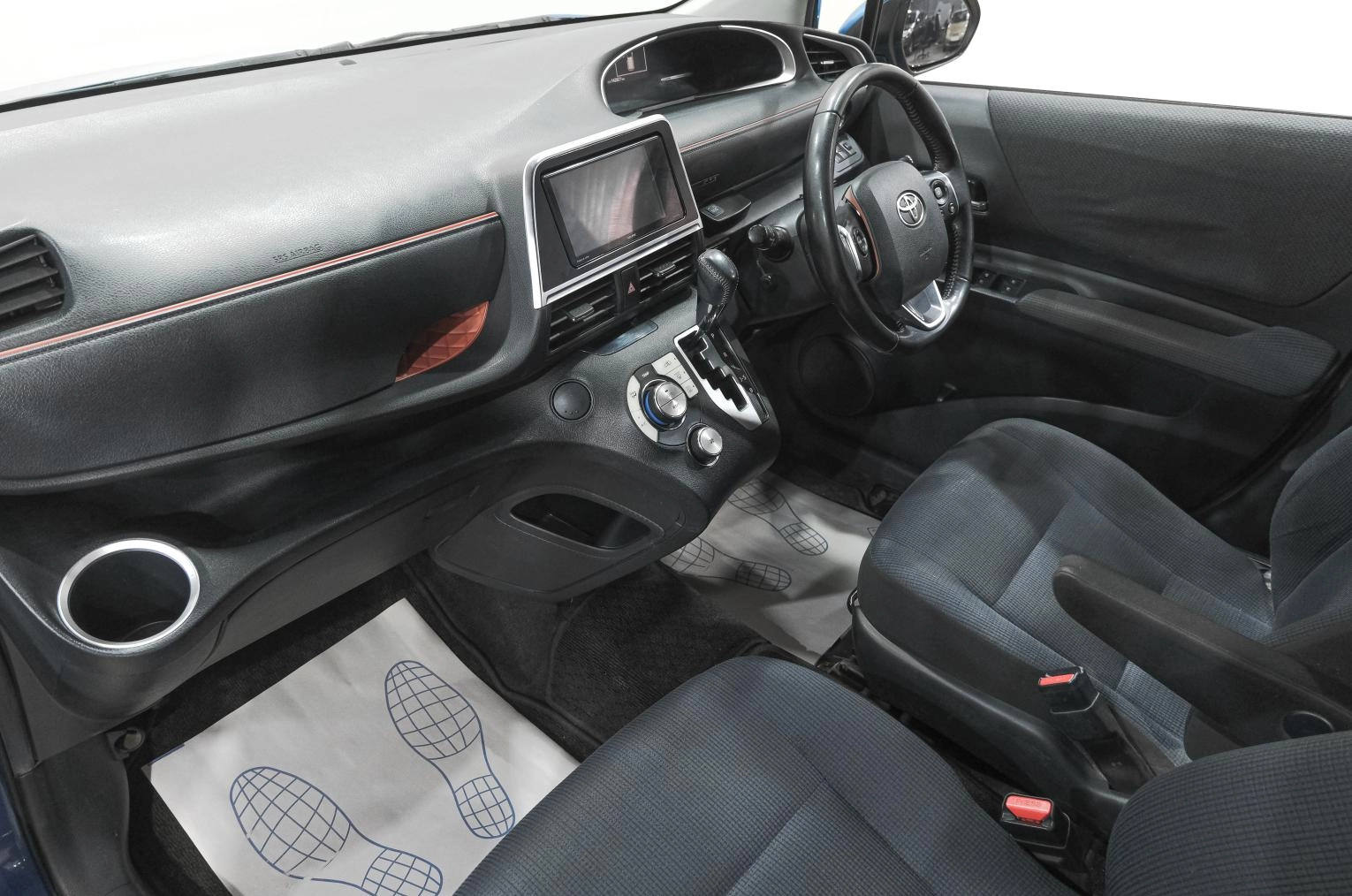 Toyota Sienta 7 из 23