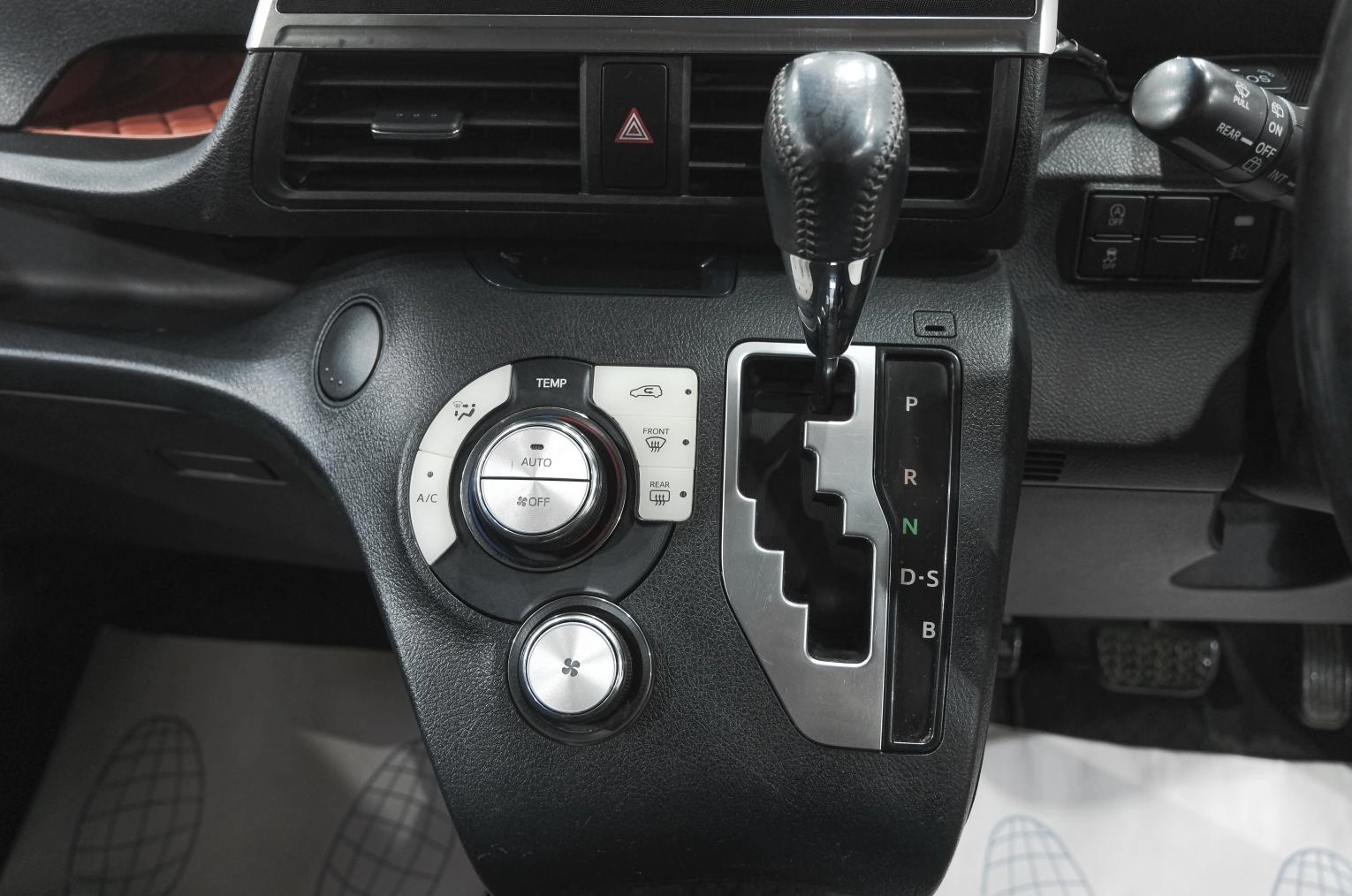 Toyota Sienta 19 из 23