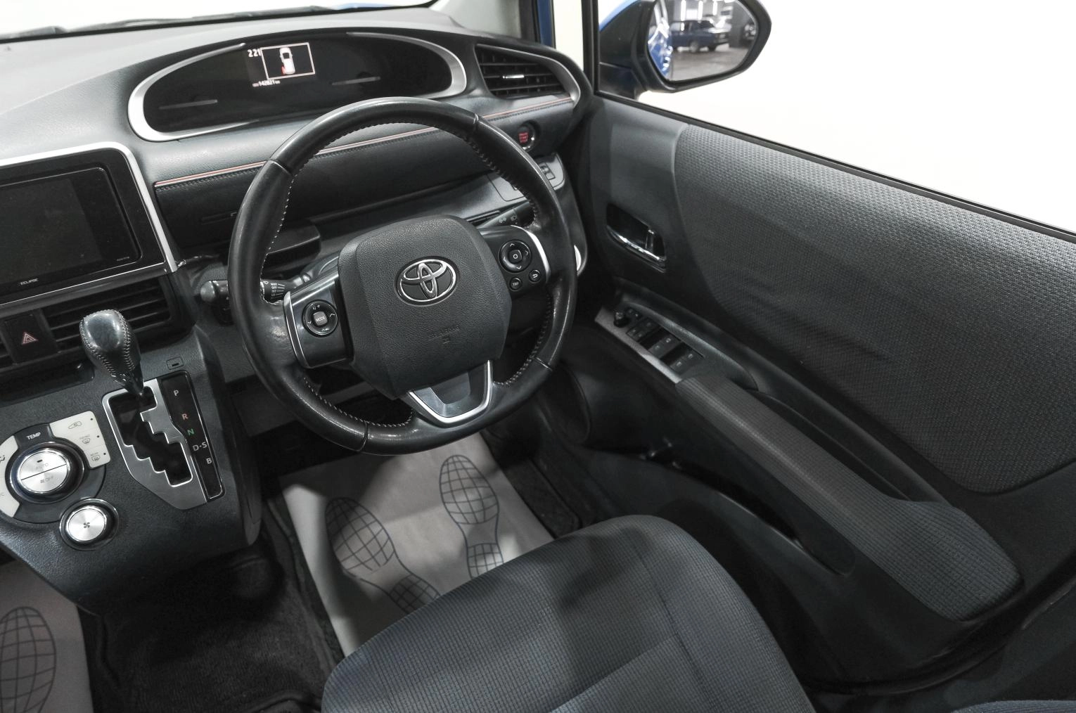 Toyota Sienta 10 из 23