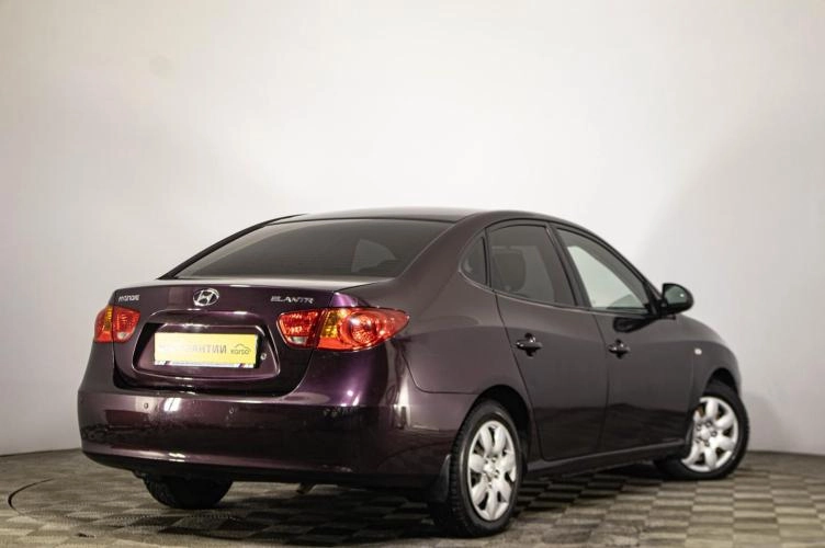 Hyundai Elantra 4 из 5