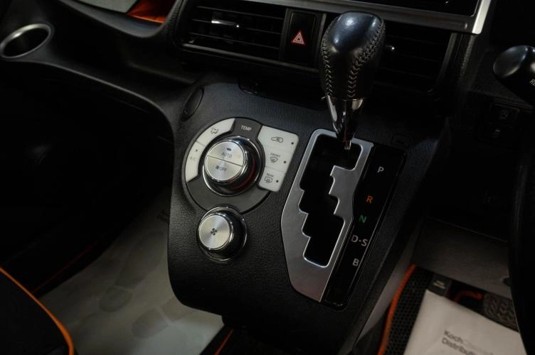 Toyota Sienta 12 из 16