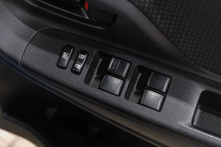 Toyota Vitz 15 из 23