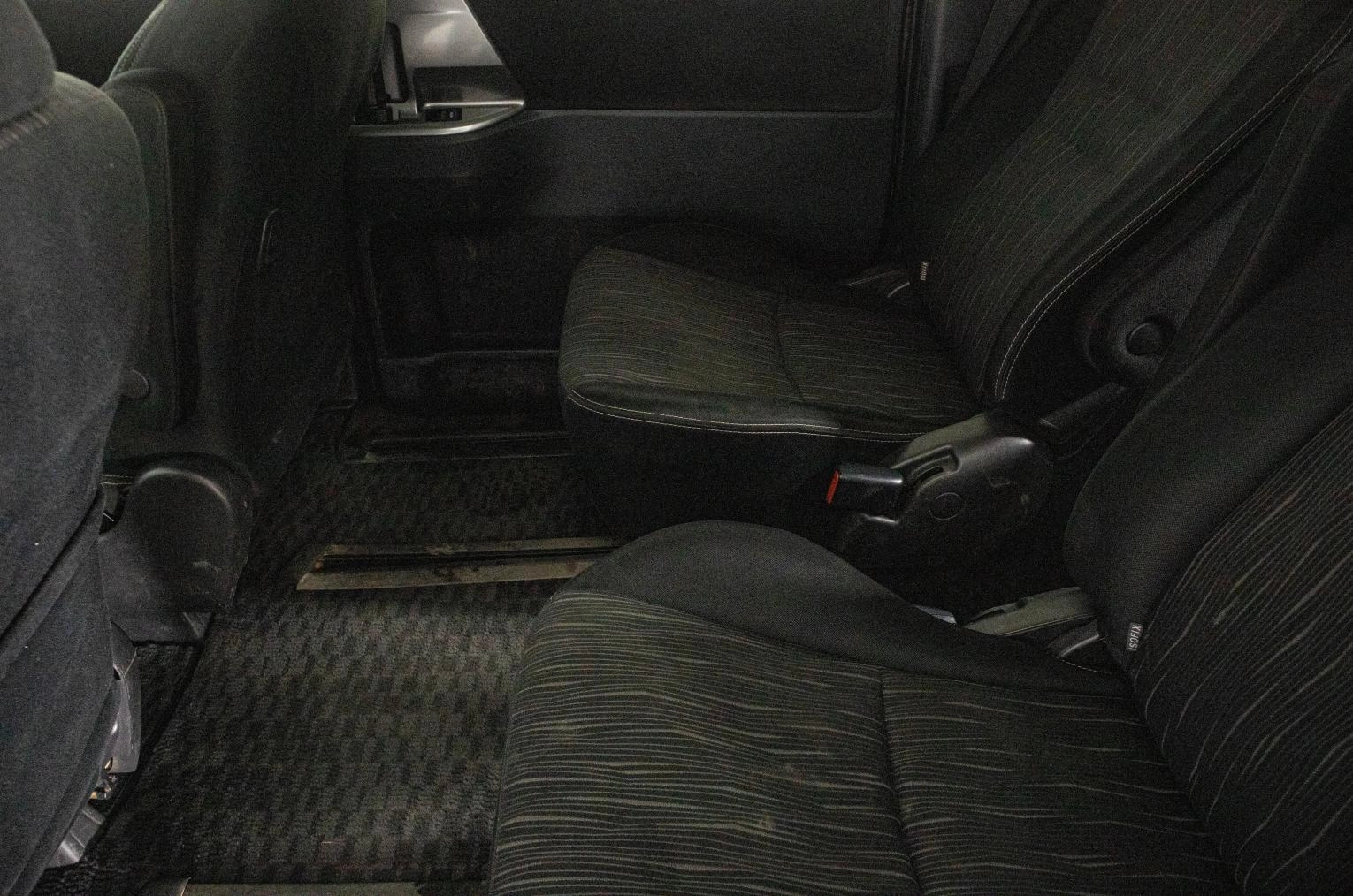 Toyota Voxy 9 из 23