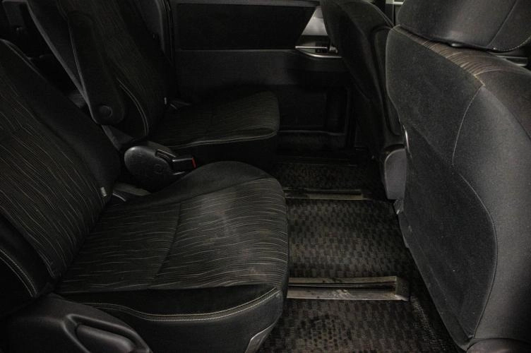 Toyota Voxy 10 из 23