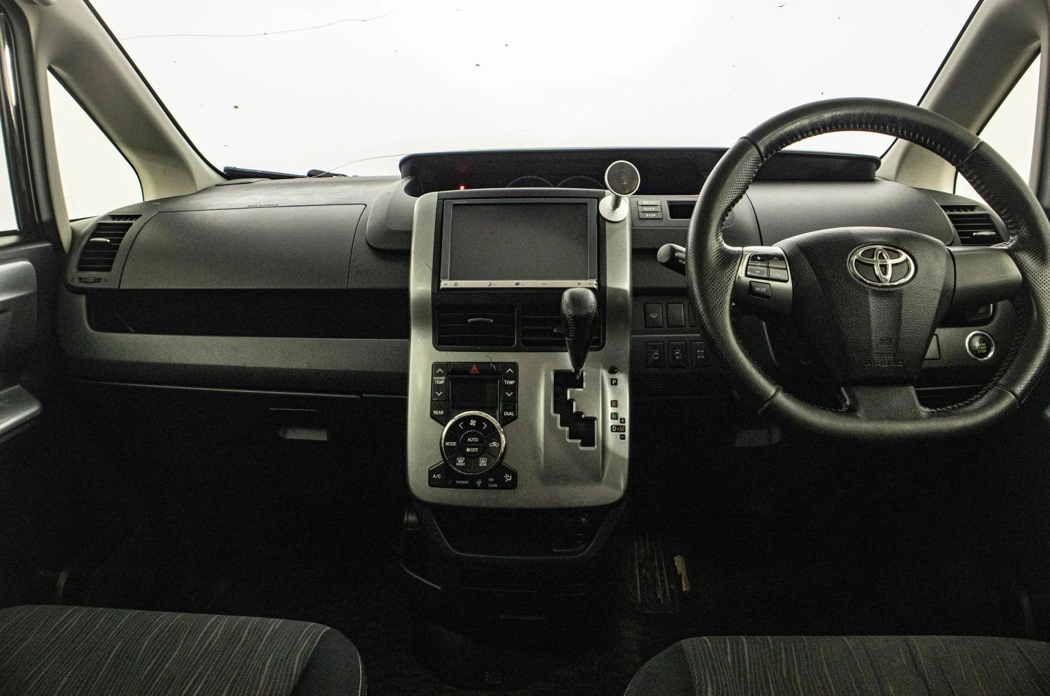 Toyota Voxy 13 из 23