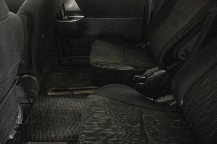 Toyota Voxy 9 из 23