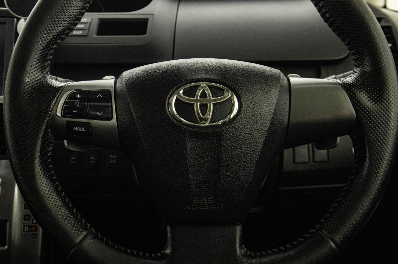 Toyota Voxy 15 из 23
