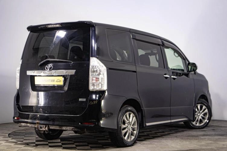 Toyota Voxy 4 из 5