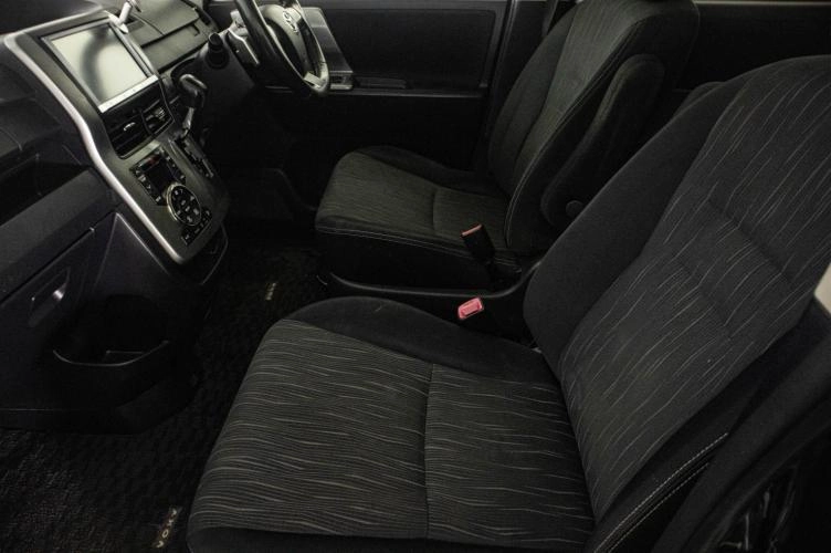 Toyota Voxy 8 из 23